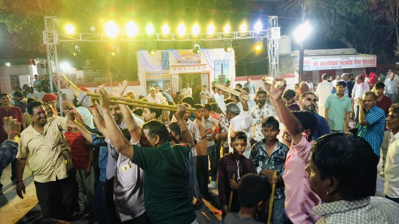 रंग पंचमी पर आखरिया चौक में गैर की धमचकश्री सारणेश्वर महादेव मंदिर के प्रांगण में खनके डांडिये