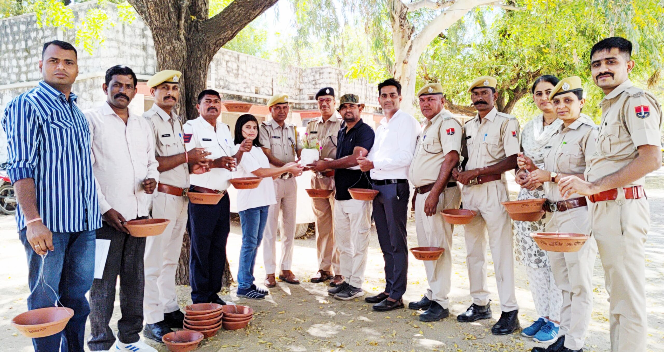 वेस्ट से बेस्ट की मुहिम गौरेया संरक्षण की अनुठी पहल पुलिस उपाधीक्षक पुष्पेन्द्र वर्मा