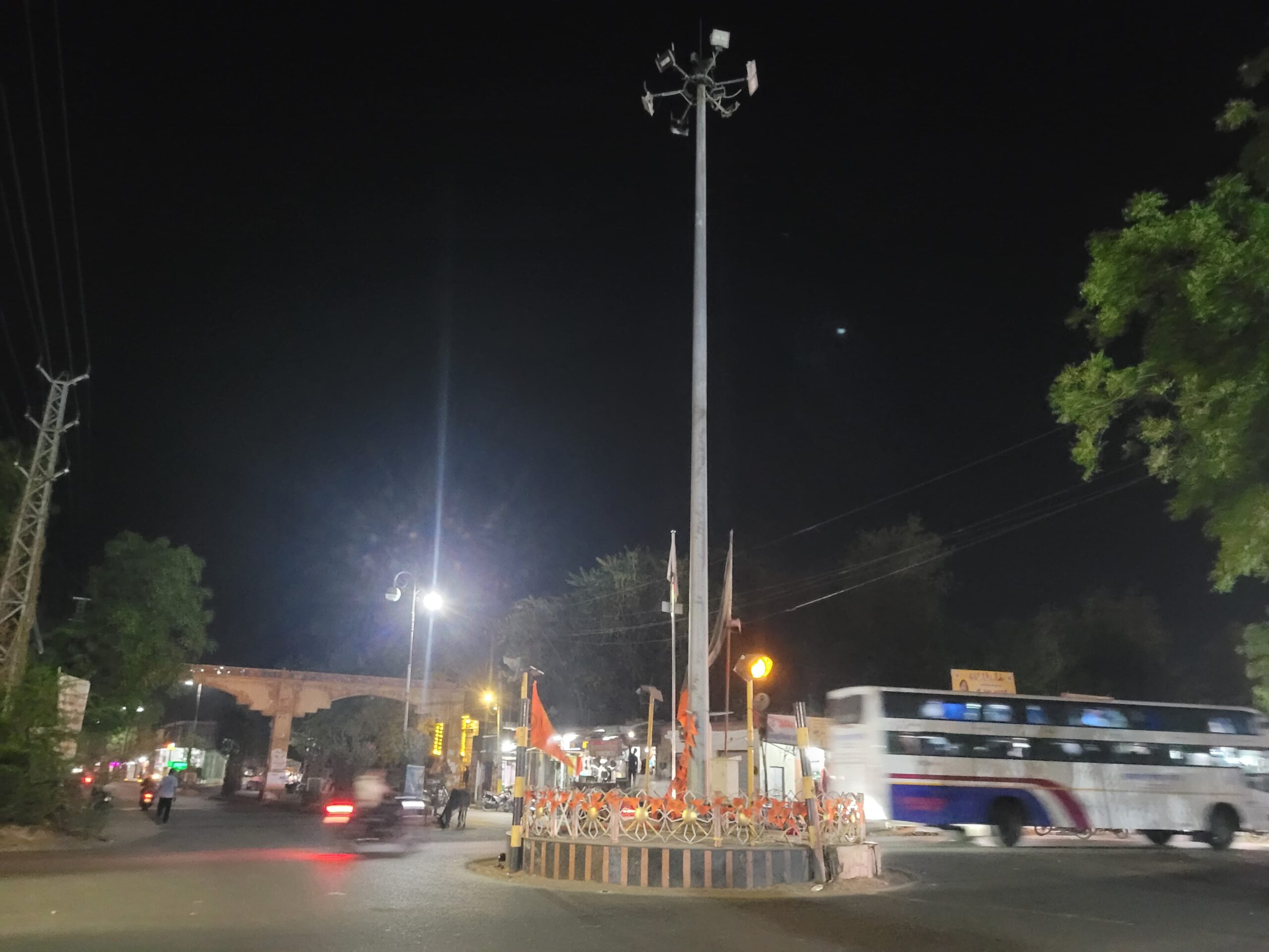 अंधेरे के आगोश में शिवगंज का मुख्य चौराहा, पालिका बेपरवाह