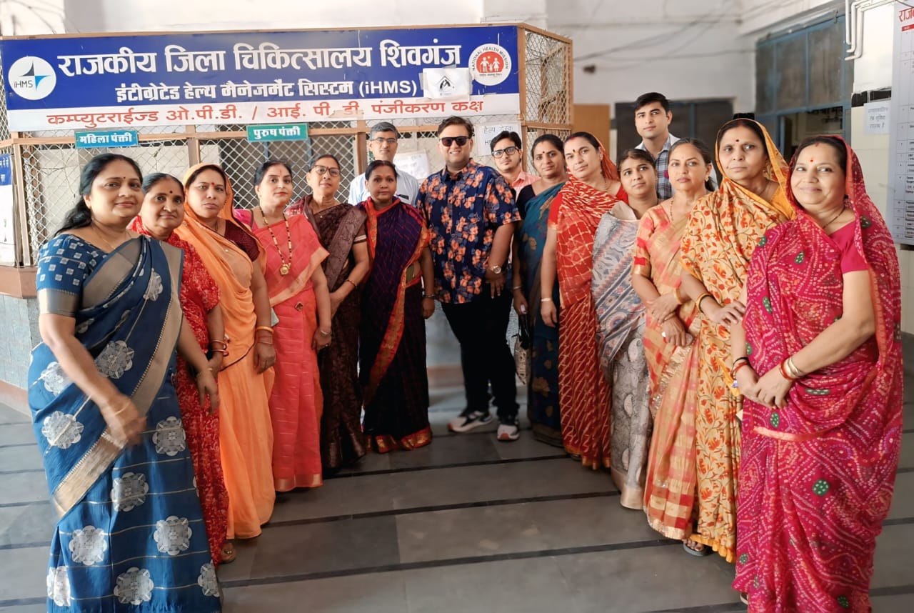 सनातन धर्म महिला सेवा समिति शिवगंज- सुमेरपुर द्वाराभीषण गर्मी के कारण सभी मरीजों को ठंडी फ्रूटी व बिस्किट वितरण किए