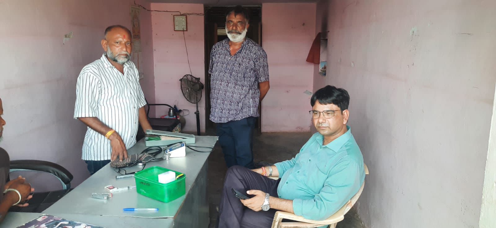 मावळ गांव, आबूरोड में स्वास्थ्य विभाग की बड़ी कार्रवाई — झोलाछाप पकड़ा, क्लिनिक सीज, एक्सपायरी और नशीली दवाइयां बरामद