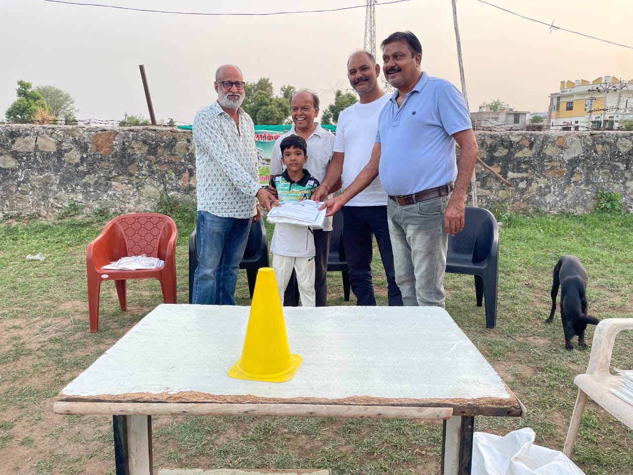 क्रिकेट प्रशिक्षण शिविर के खिलाड़ियों को प्रमाण पत्र और टी शर्ट वितरण किए गए