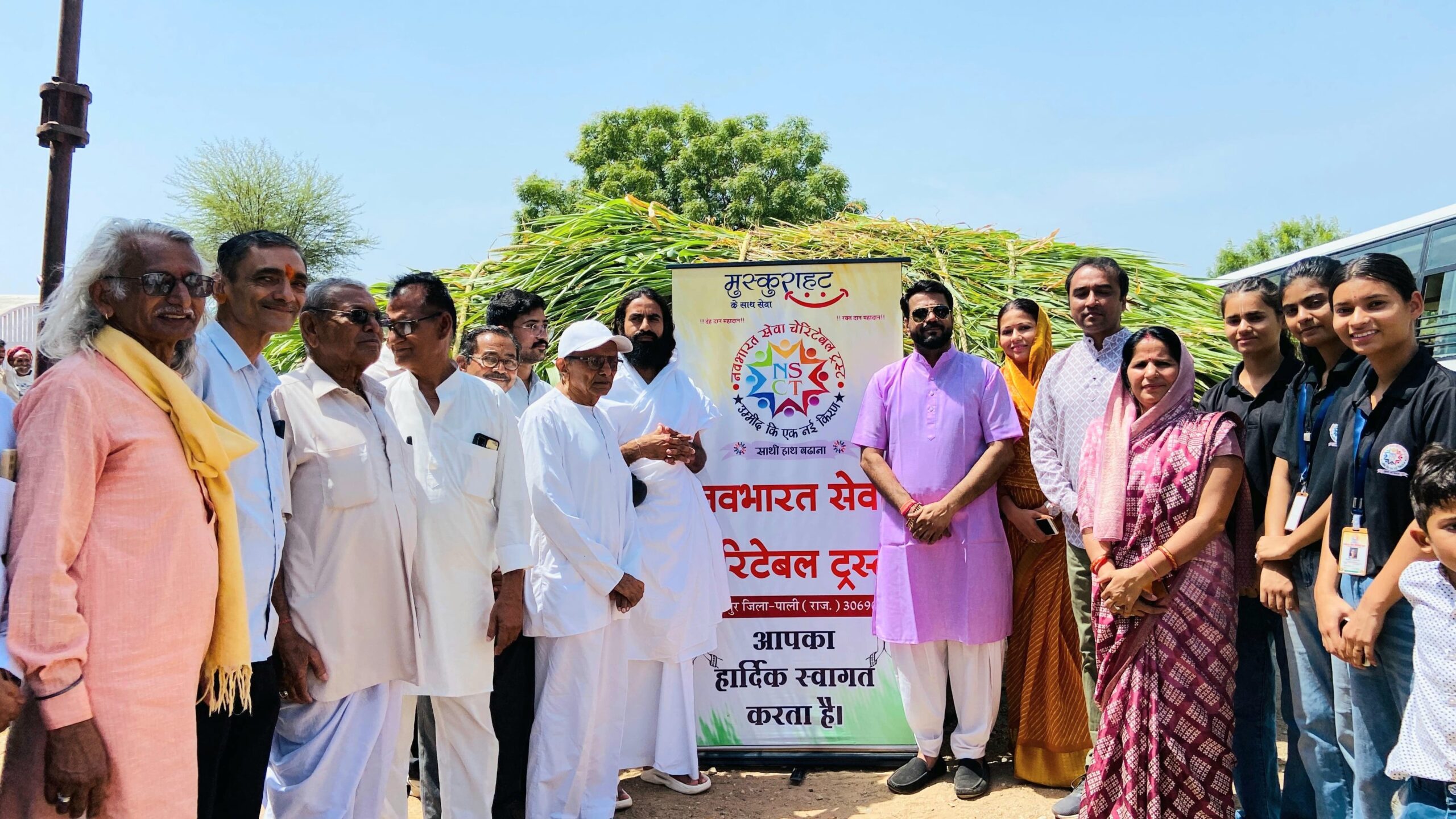 नवभारत सेवा ट्रस्ट की प्रेरणा से गोवंशों के लिए कबीर गौशाला में एक ट्रॉली हरा चारा भेंट किया
