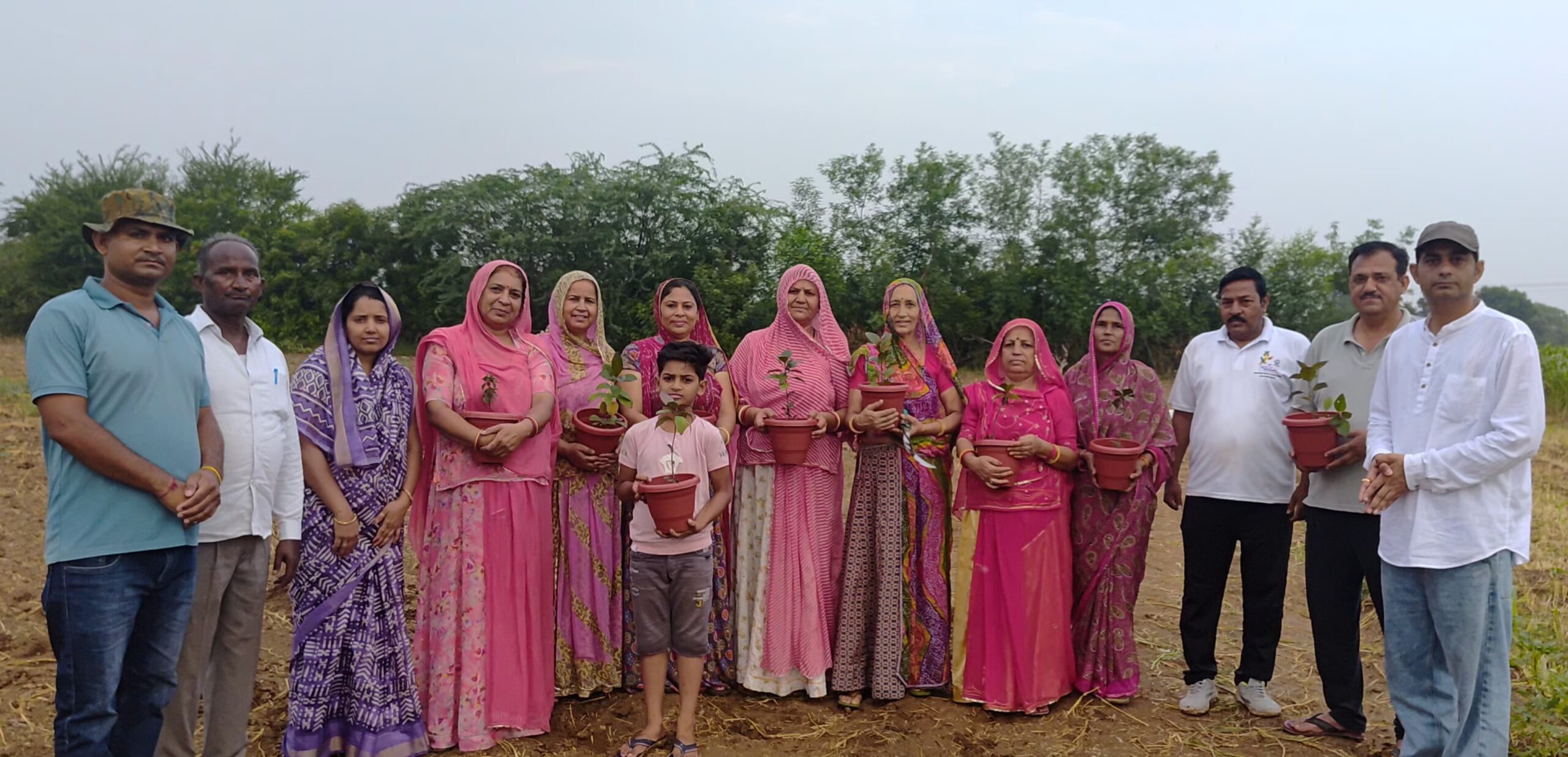 संतोषी माता महिला मंडल का पौधा-रस्म के साथ सम्मान 