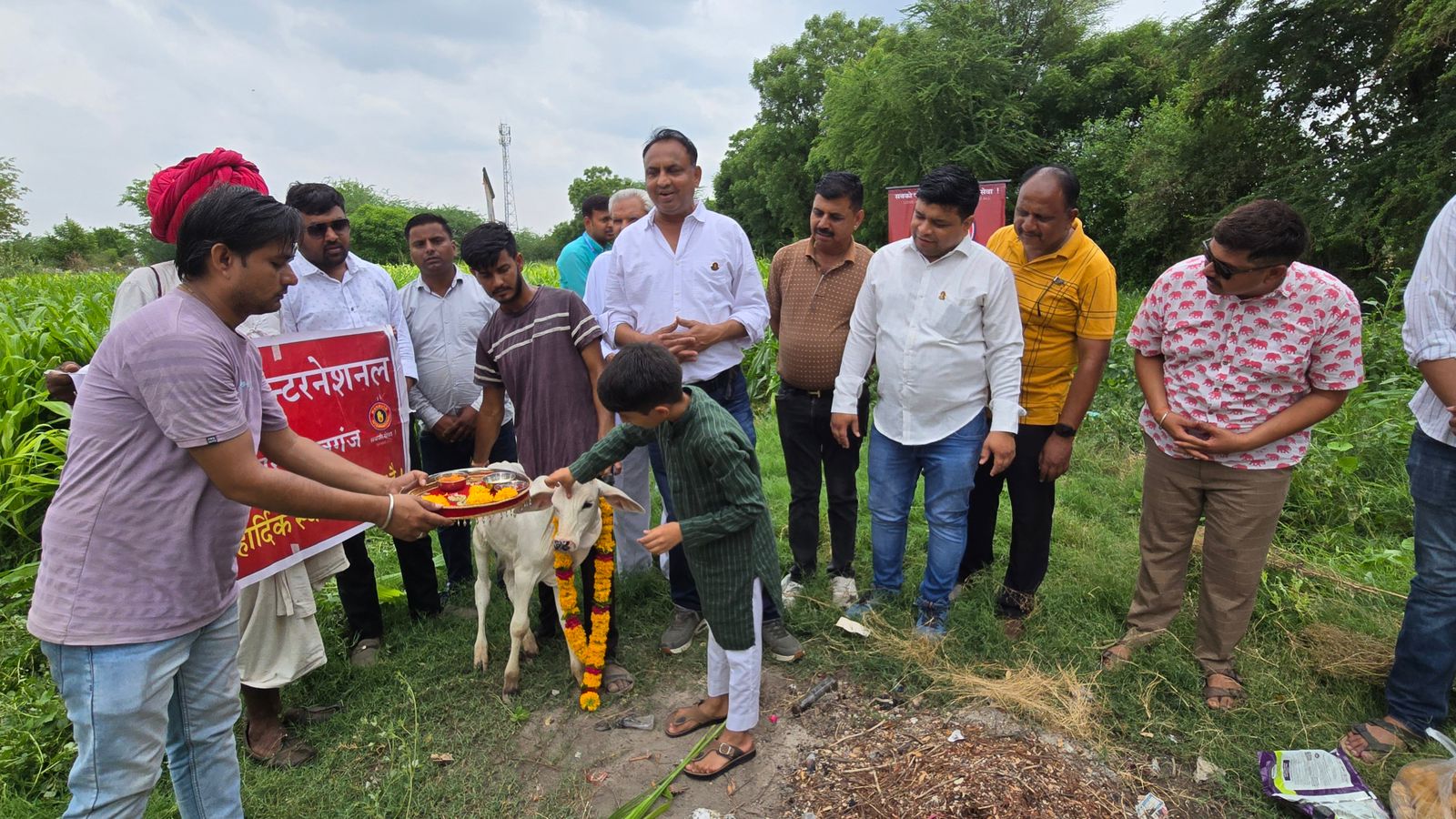 गौ सेवा से बढ़कर कोई सेवा नहीं : राव*   – महावीर इंटरनेशनल शिवगंज-सुमेरपुर की प्रेरणा से समाजसेवी परिवार ने पूरे खेत में उगा चारा खरीद गोवंश को किया समर्पित