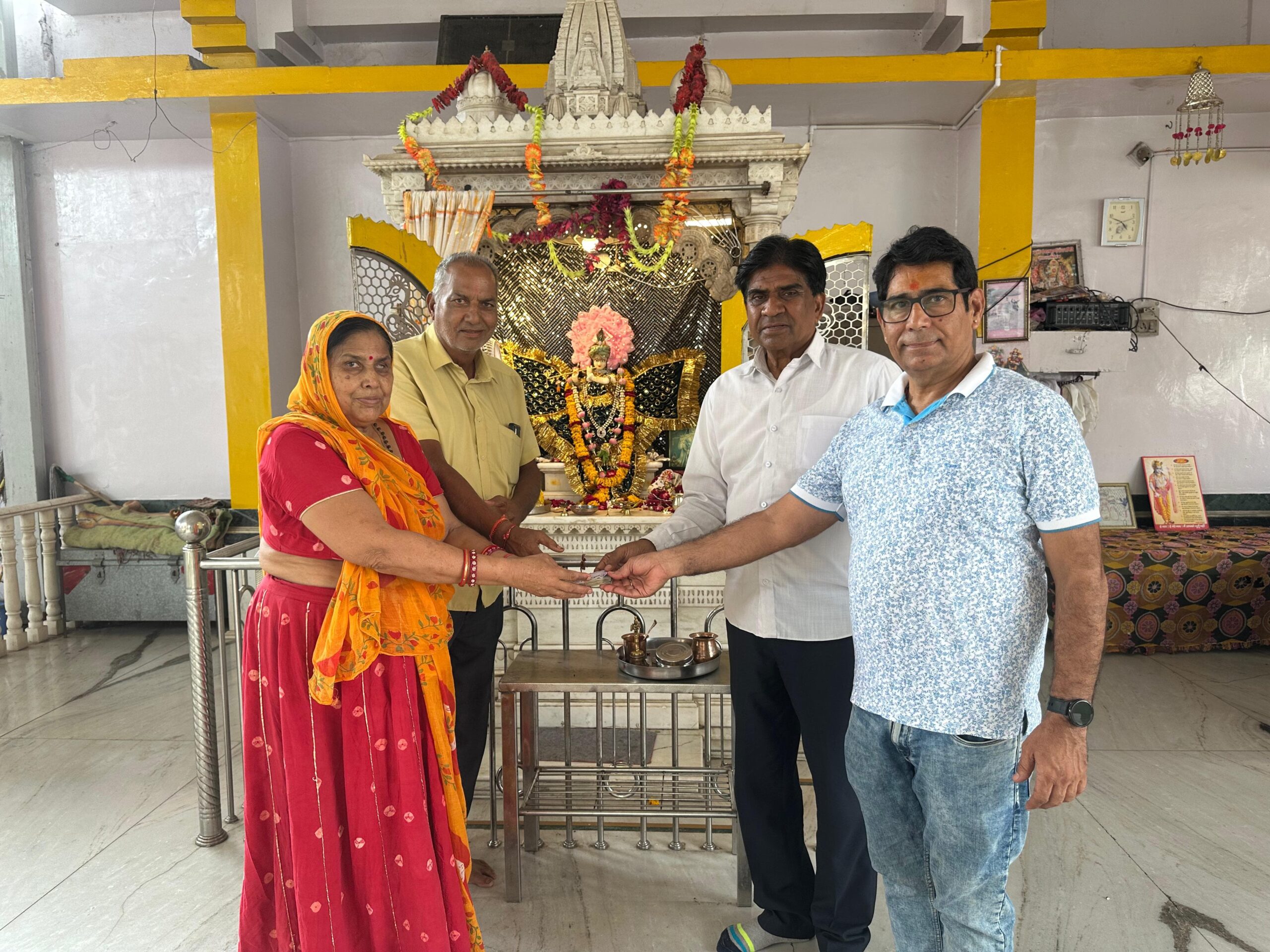 भजन गायिका सावित्री देवी ने भजन-कीर्तन से प्राप्त 51 हजार की राशि गोशाला को सौंपी
