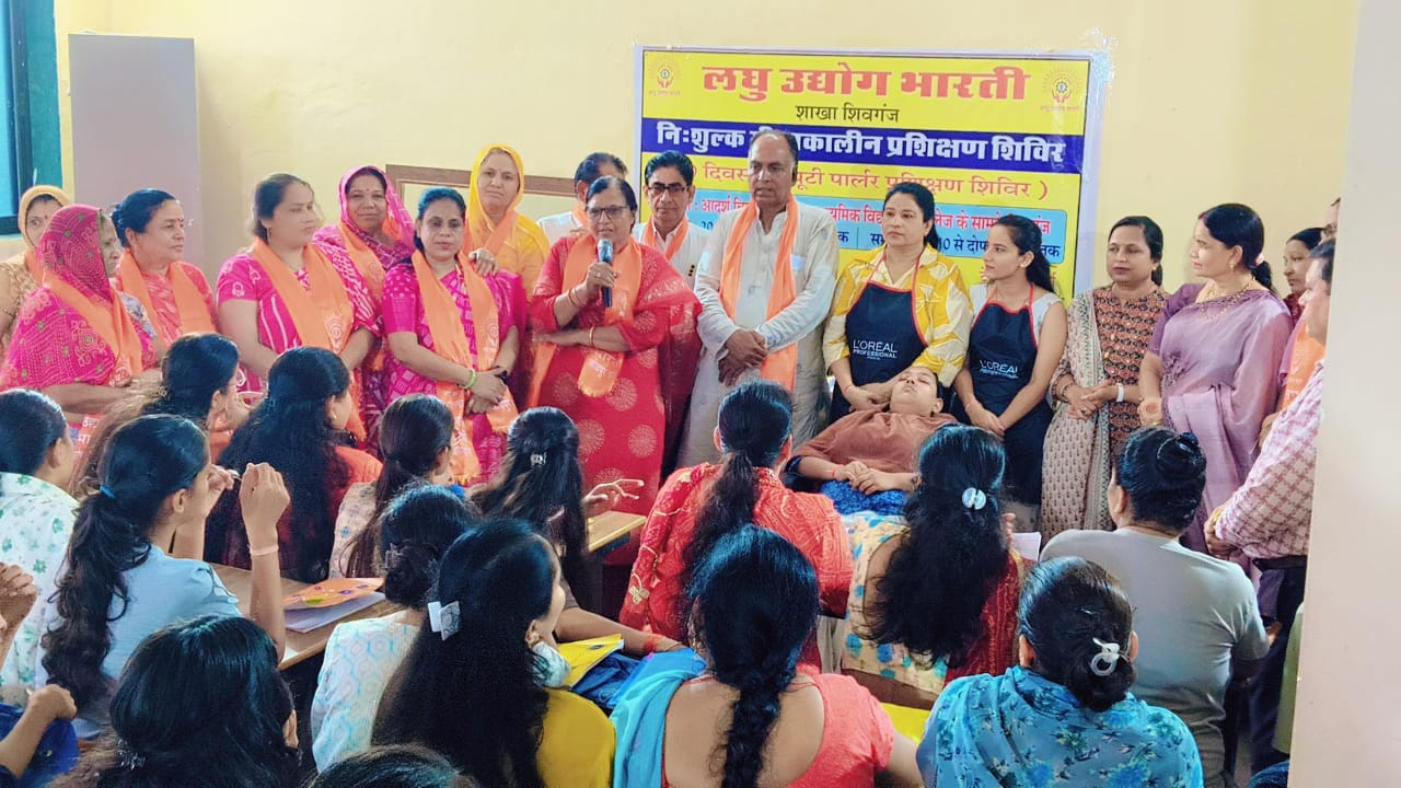 जनप्रतिनिधि व प्रबुद्धजन शिविर का अवलोकन कर बालिकाओं का बढा रहे है उत्साह