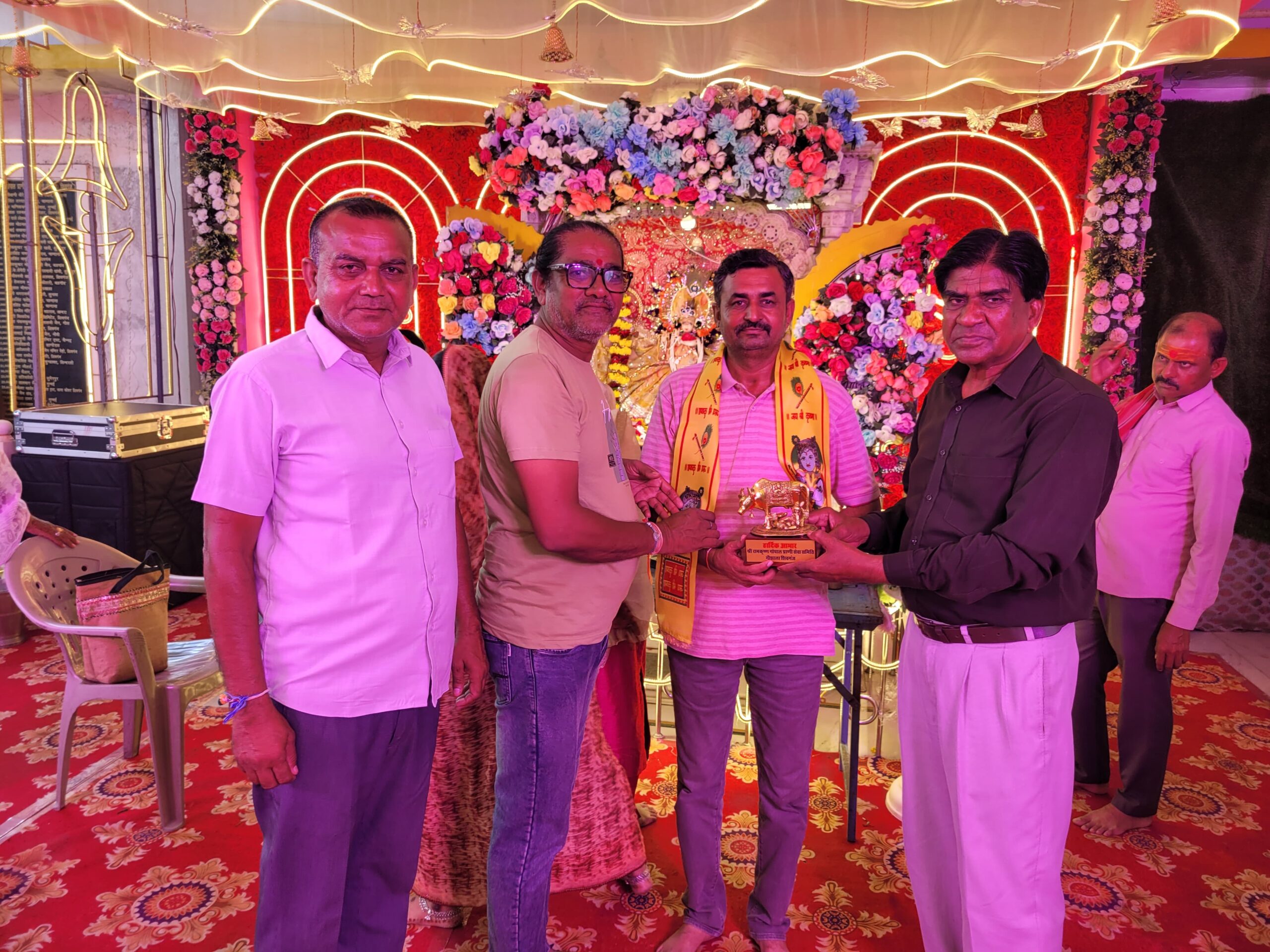 उपखंड अधिकारी ने श्रीकृष्ण जन्मोत्सव पर गोशाला के कृष्ण मंदिर में किए दर्शन, हुआ पारंपरिक स्वागत*   – समाजसेवी जसवंतसिंह देवड़ा ने गोवंश के हरे चारे की व्यवस्था के लिए भेट किए 21 हजार रुपए