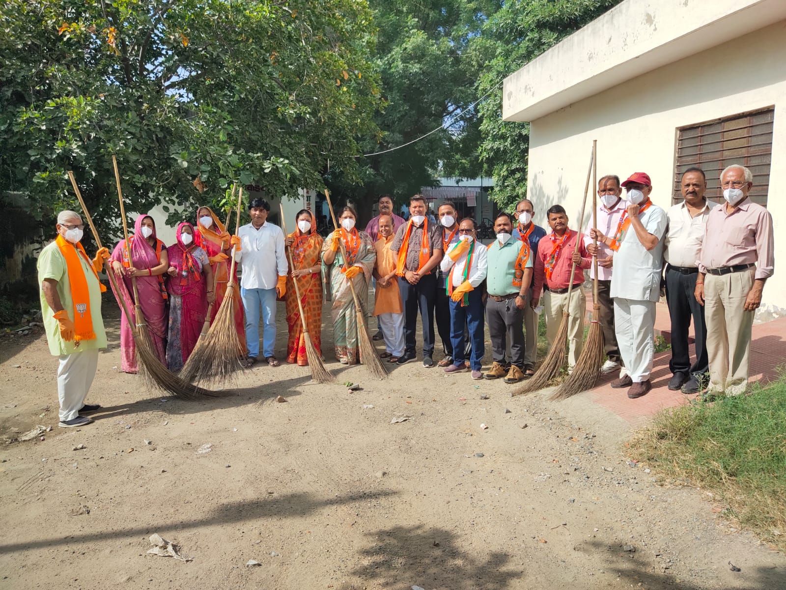 गांधी जयंती पर स्वच्छ भारत अभियान के तहत राजकीय जिला अस्पताल में साफ सफाई कर चलाया अभियान