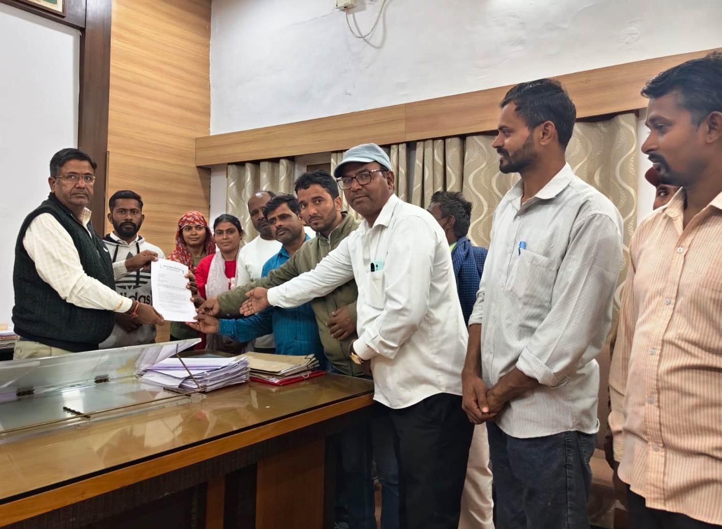 जवाब देही कानून के लिए मुख्यमंत्री के नाम ज्ञापन