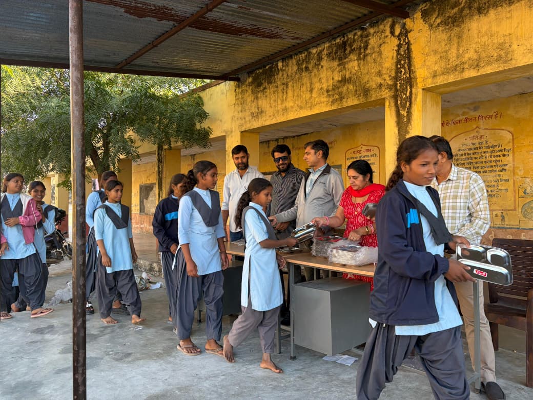 रेडक्रॉस की सेवा से सर्द मौसम में विद्यार्थियों के चेहरे खिले, आदिवासी क्षेत्र के 265 बच्चों को गर्म कपड़े व चरणपादुकाएं वितरित