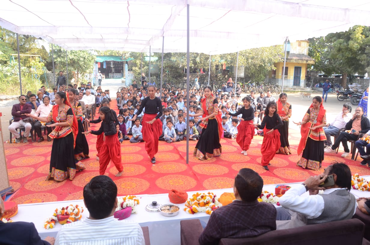 नैनमल खीचा की मूर्ति महात्मा गाँधी विद्यालय में स्थापित