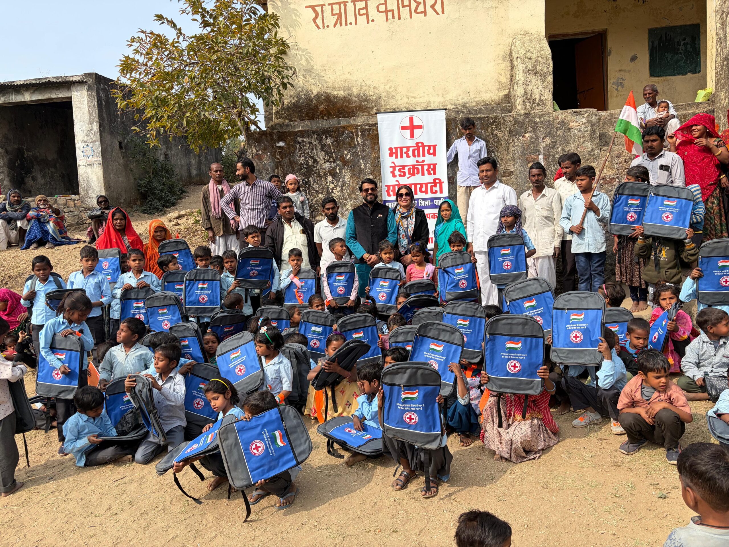 हाथों में पहली बार पक्का स्कूल बैग आया, अरावली के आदिवासी बच्चों की आंखों में छलकी खुशी
